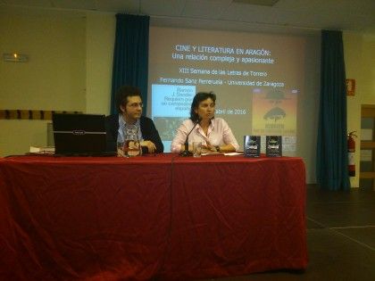 el profesor sanz ferreruela y la concejala luisa broto en la inauguración