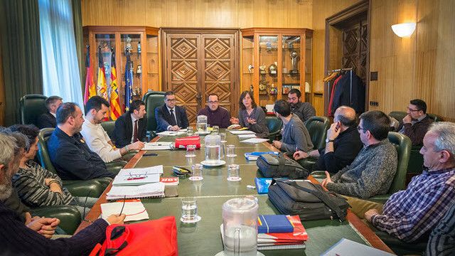 El Ayuntamiento revisará los servicios mínimos del bus y recurre a un mediador externo