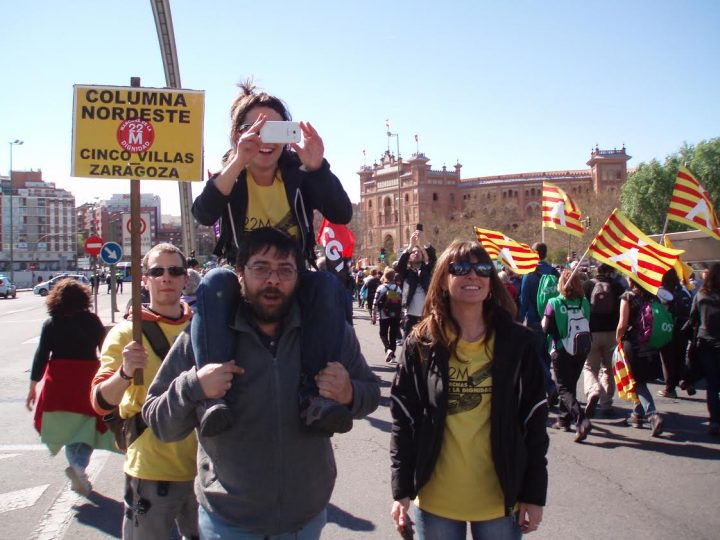 Raquel Tenías, junto a otros asistentes en las Marchas de la Dignidad 2014, en Madrid.