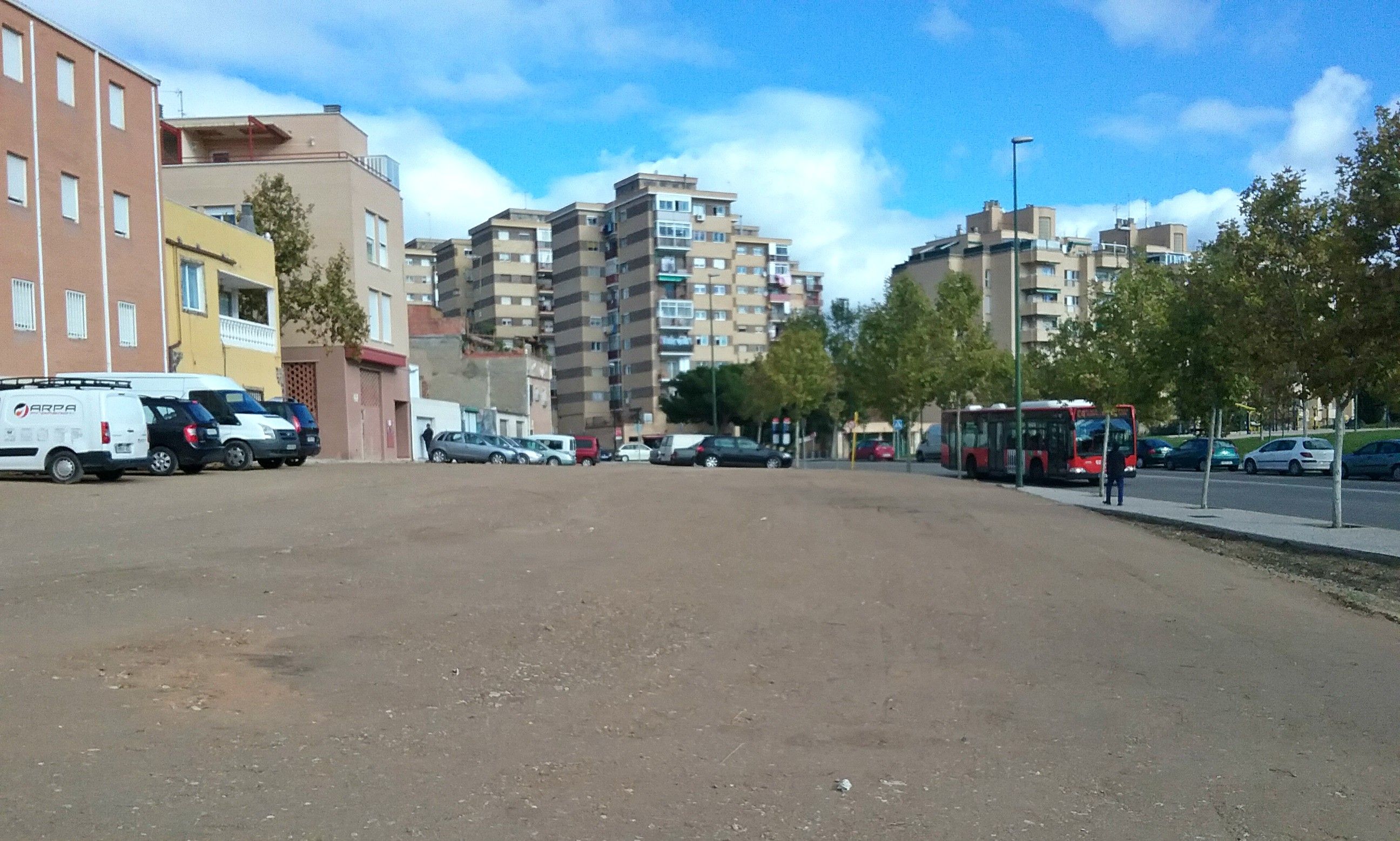 Los vecinos vuelven a solicitar el asfaltado del solar de la calle Zafiro para hacer un aparcamiento público