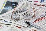 leyendo la prensa