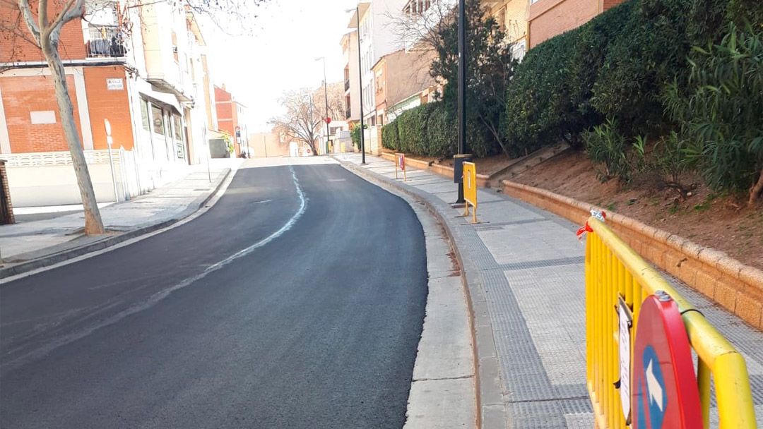 Obras de renovación del asfaltado en la calle Moyano