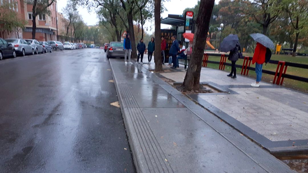 Descorchamos un crianza: Plataforma para el bus en Villa de Pau