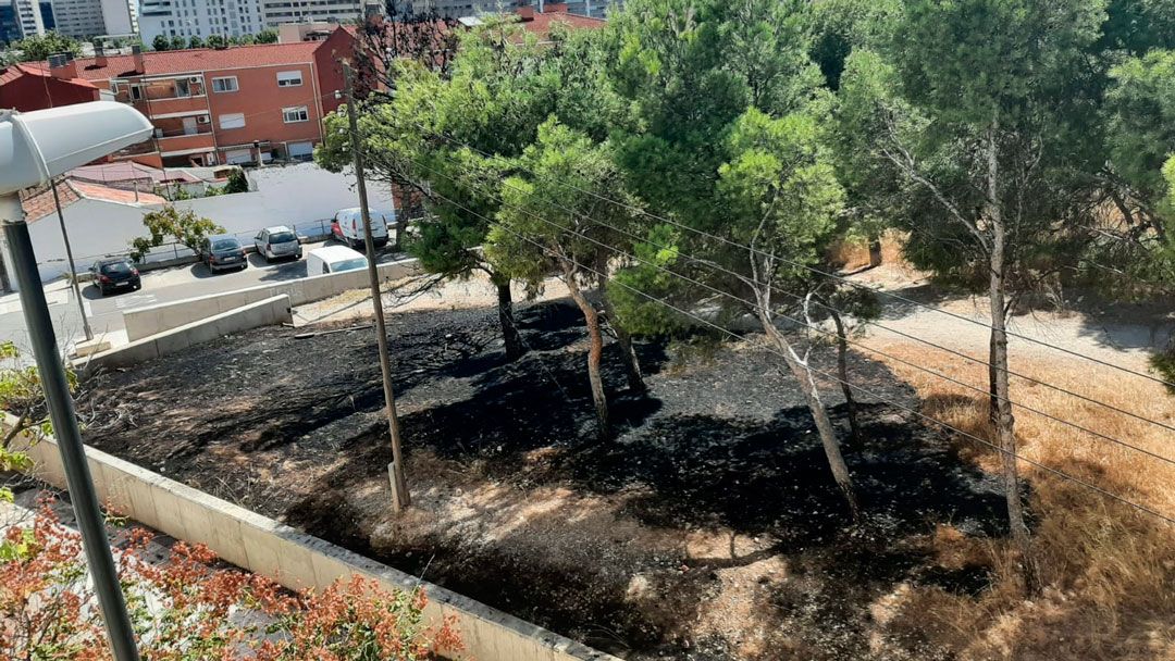 Incendio en el solar de la calle Rocío