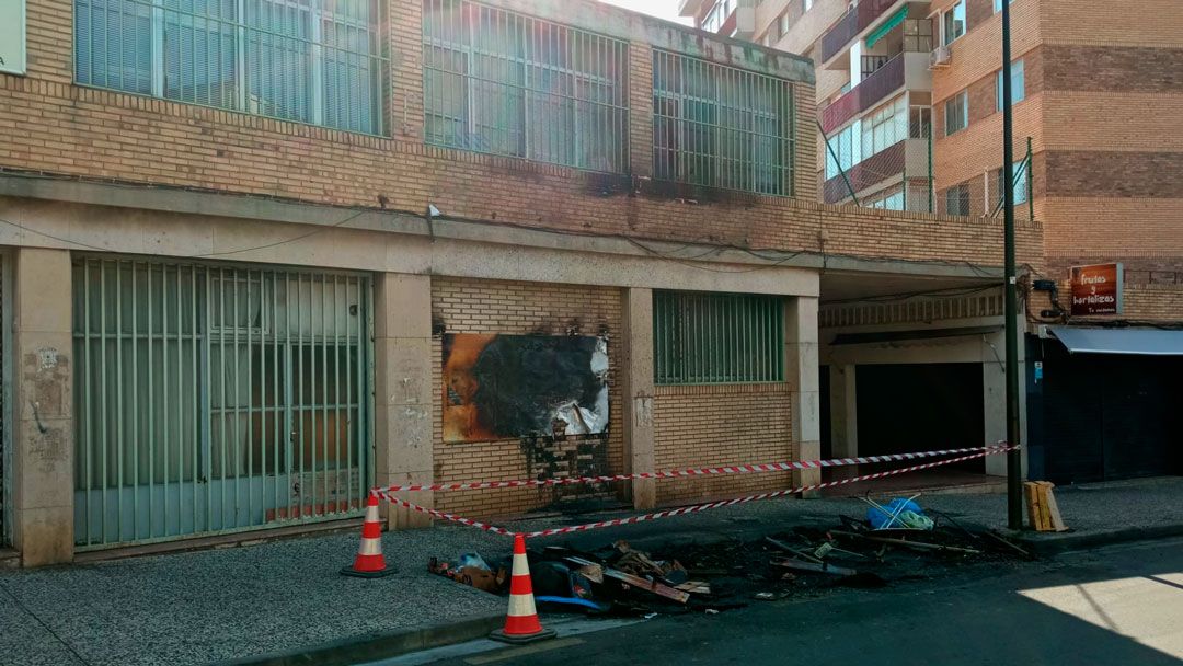 Incendian los contenedores frente a la Asociación por tercera vez