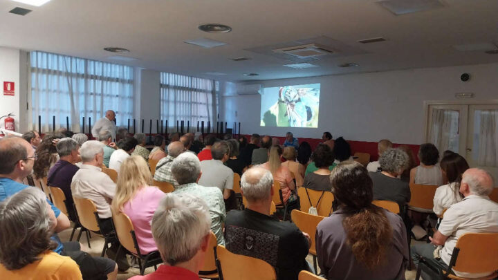 Los Pinares cumplen 100 años, charla en la AV La Paz item-thumbnail